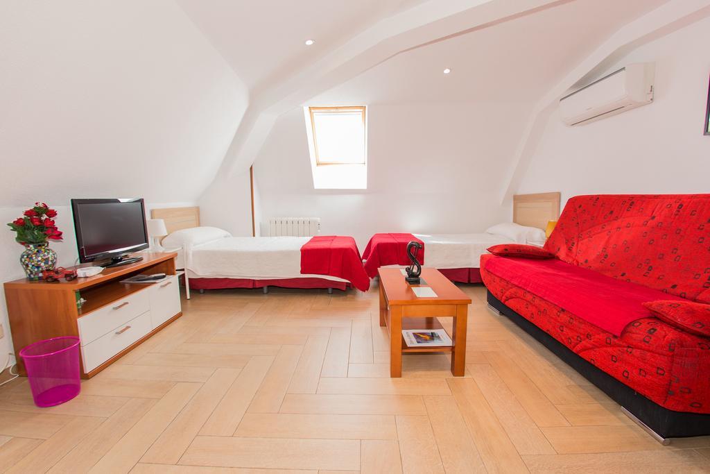Apartamentos Madrid Centro Bagian luar foto